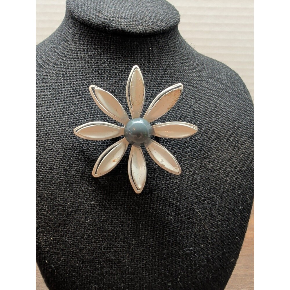 Vintage White Flower Black Center Enamel Brooch Pin Unmarked Cut Work